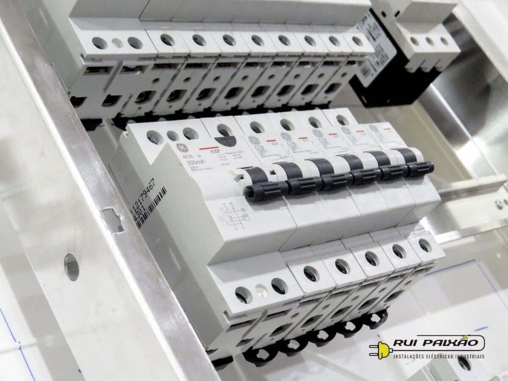 Empresas De Eletricidade Não! Eletricista Rui Paixão Sim! - Imagem